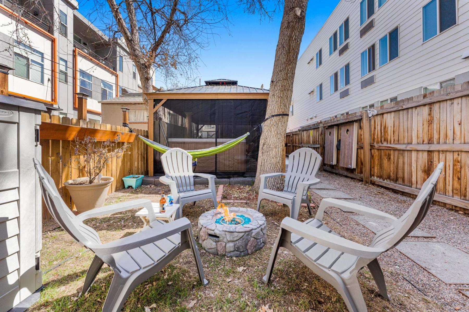 Hot Tub Firepit Pool Table Patio Cozy Downtown Denver Bagian luar foto